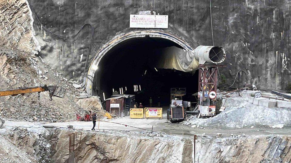 Uttarakhand tunnel collapse: Drilling machine brings hope to trapped Indian  workers - BBC News